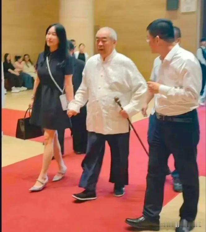 这姑娘看上去还不错吧，年轻气盛，青春四溢，可选择嫁给了八十六岁的书法家，自己36