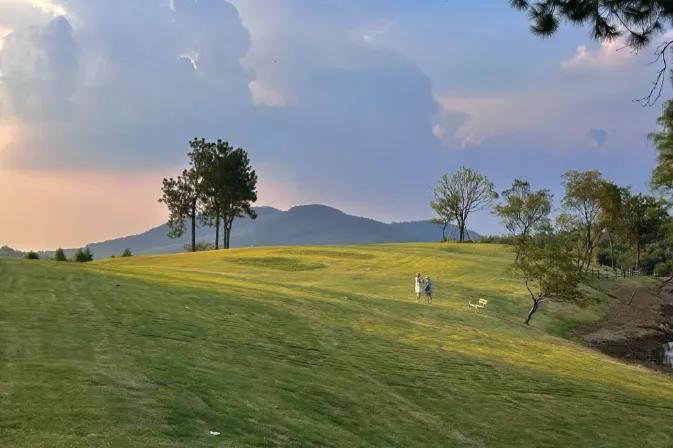 “沉默是金，言多必失”这话太有道理了。之前参加个饭局，有个年轻人从国际局势聊到元