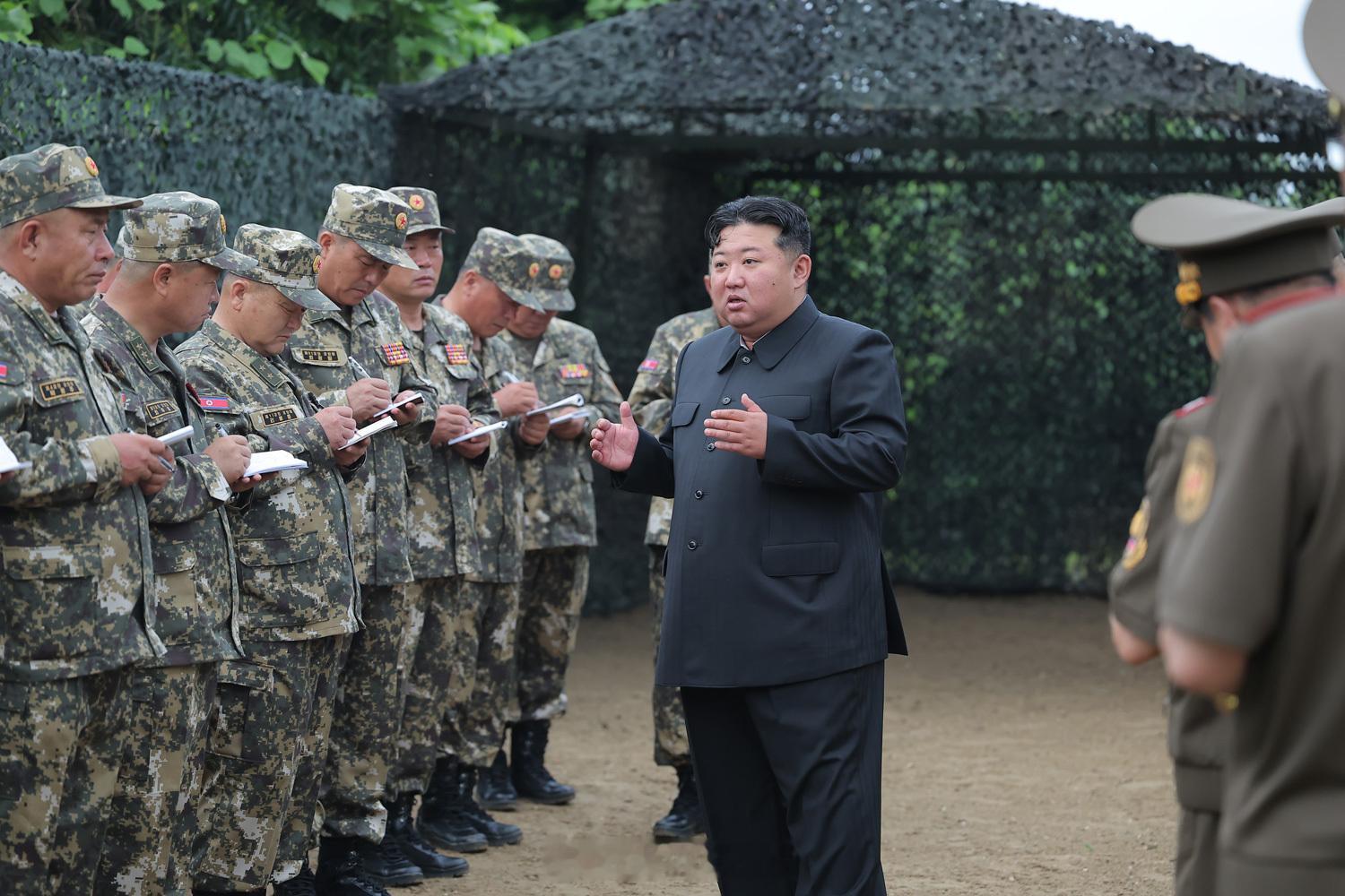 金正恩观摩火炮射击训练对效果极大满意金正恩观摩火炮射击训练、 对效果表示极大满意