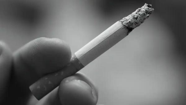有人躲在写字楼消防通道偷抽，被警报呛得直咳也不肯掐灭烟头；有人蹲在小区垃圾桶边冒