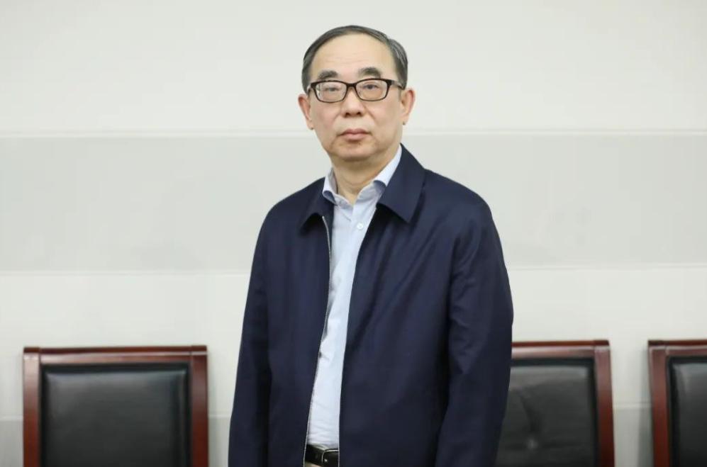 62 岁交班，68 岁还在救火。你说他是放不下，还是根本没人接得住？
先讲个数。