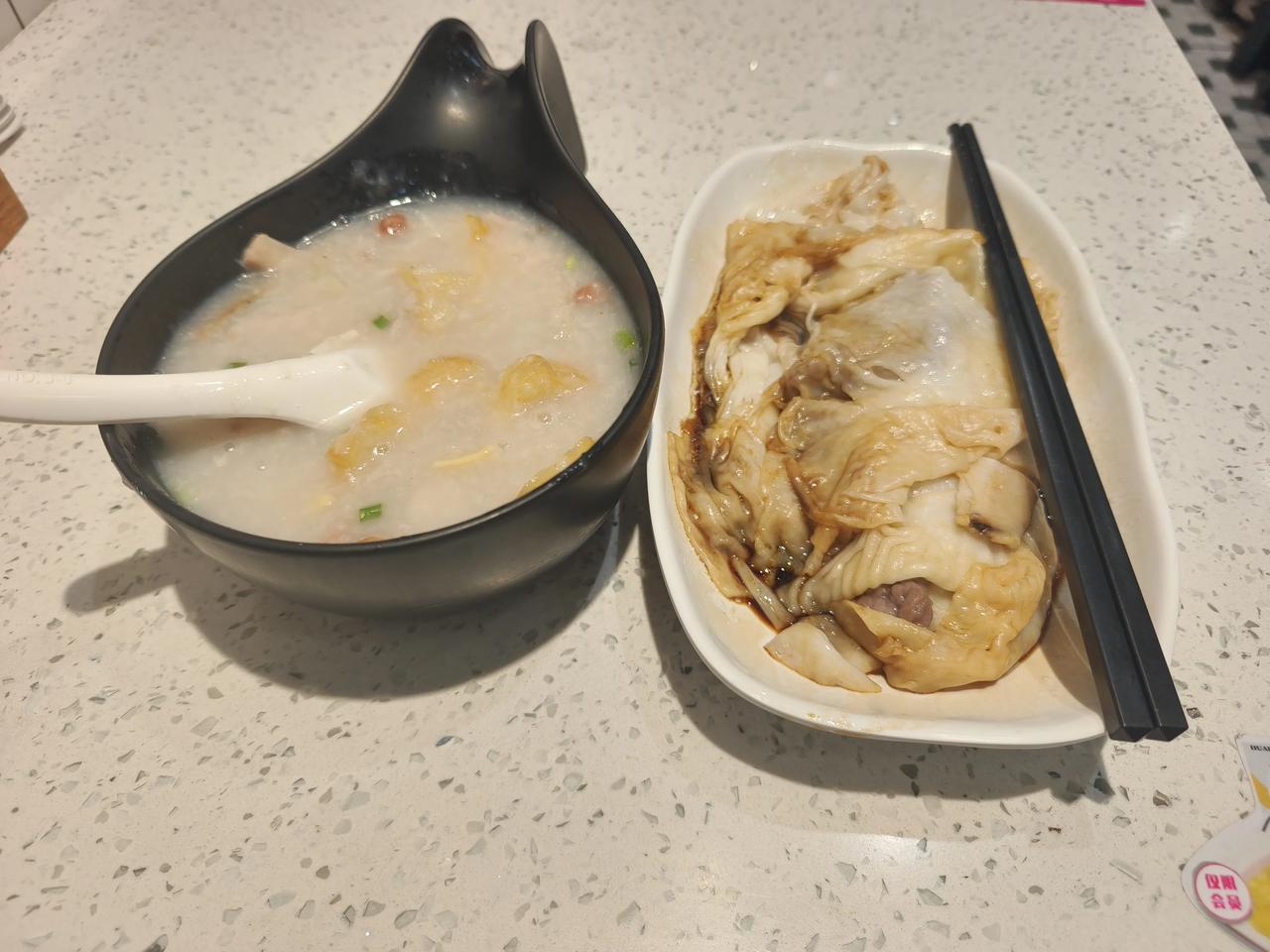 今天的早餐吃什么这些就是我平时吃的早餐，我没钱去广州白天鹅喝茶，这些都是我在楼下