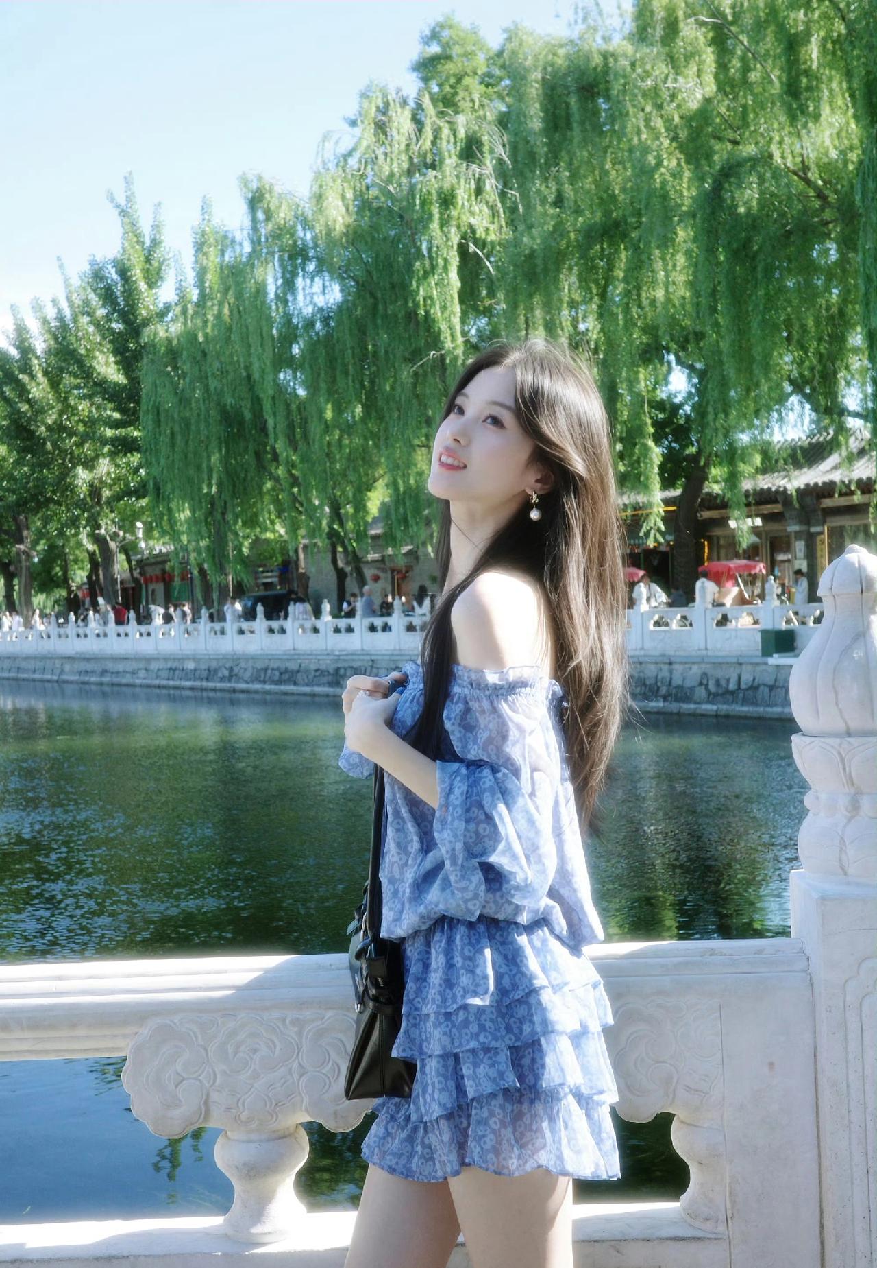 碧波荡漾，绿柳依依。