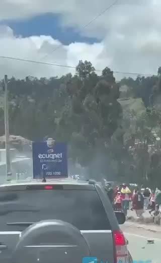 【拉丁美洲局势动荡 】
抗议浪潮持续升温
厄瓜多尔总统丹尼尔·诺博亚的车队近日遭