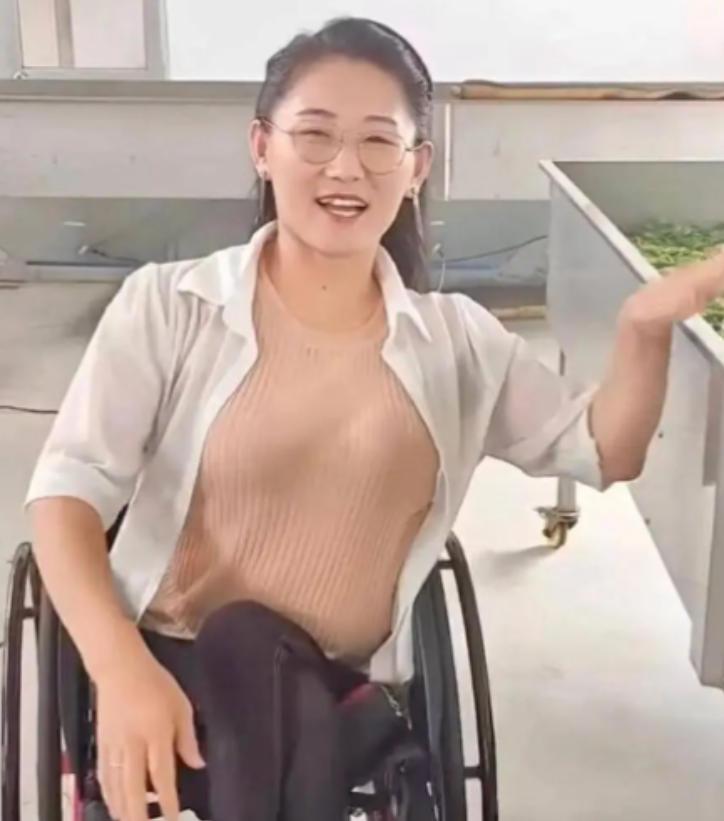 2009年，漂亮的24岁姑娘嫁给了46岁的老光棍，只因女孩是个残疾人，只能靠着爬