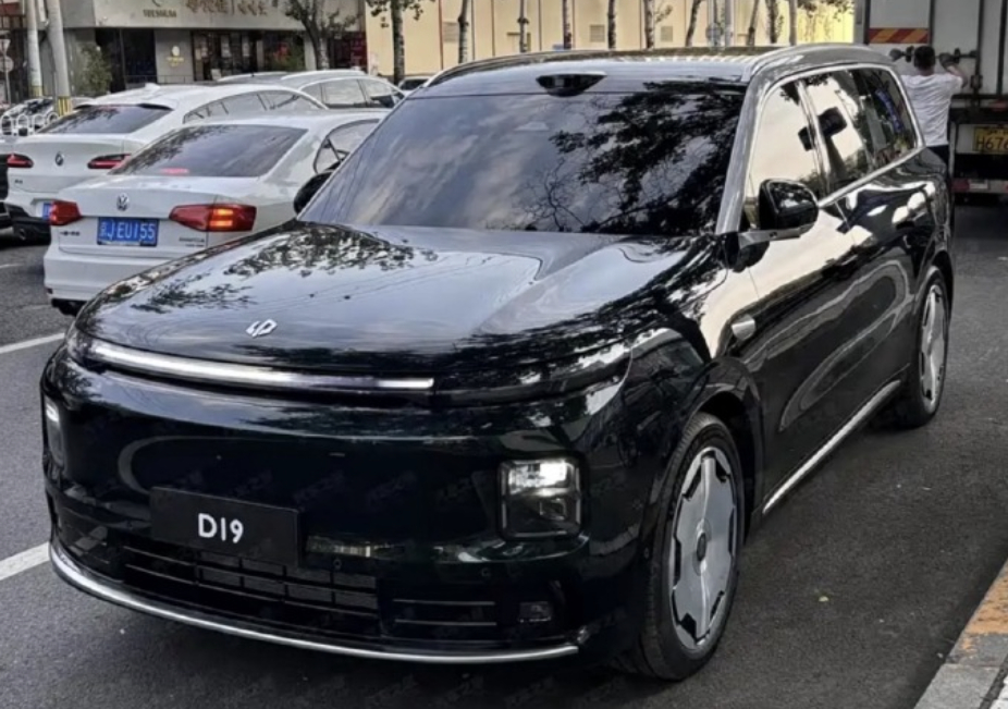 全新零跑D19的无伪装图被曝光整体设计看起来很像是问界和理想结合[坏笑][坏笑]