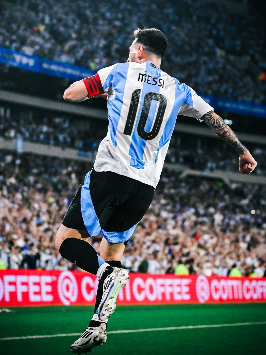 17年前的今天，利昂内尔·梅西首次身披阿根廷国家队10号战袍登场。世界杯