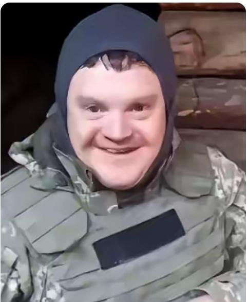 来自俄乌战场上的人性和善良。
     看这张照片，他是乌克兰的一名士兵，他与常