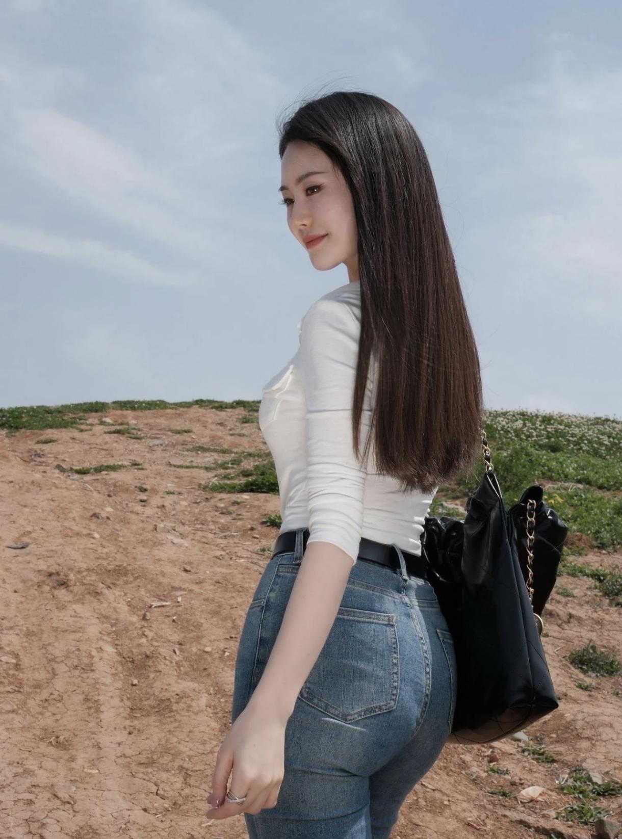 到野外旅行还是穿牛仔裤比较方便，在市区餐厅穿得休闲一点还是可以的