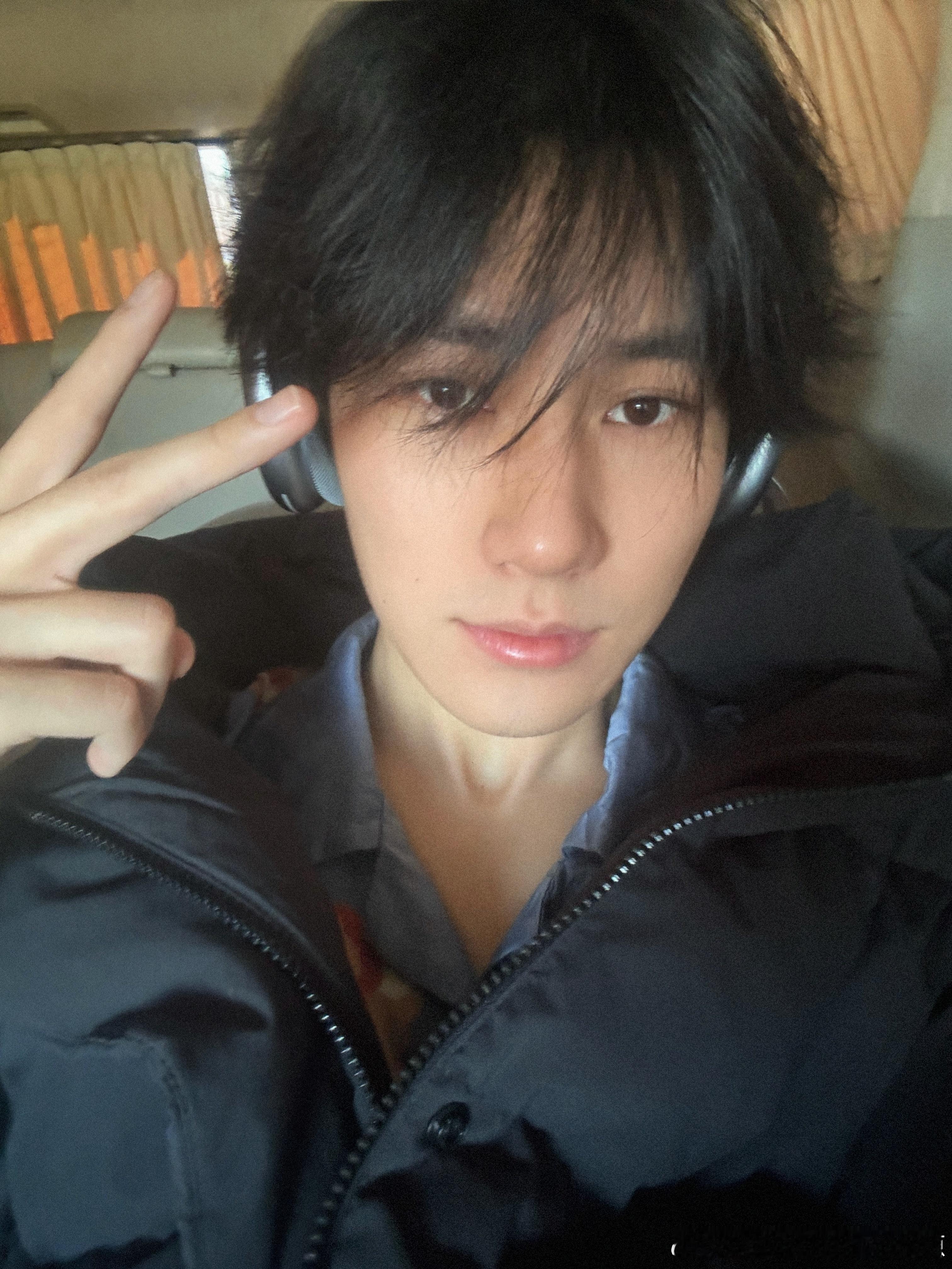 #张真源睡衣羽绒服自拍# 张真源最新自拍来啦~睡衣➕羽绒服，张哥就这么水灵灵的上