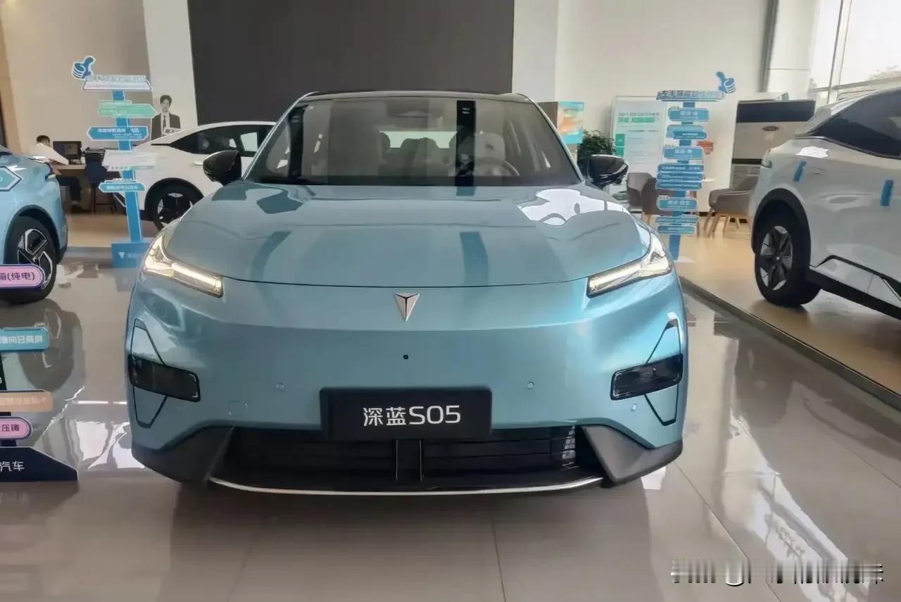 深蓝S05宛如来自未来，其外太空设计独具一格，彰显出十足的科技感。它配备4800