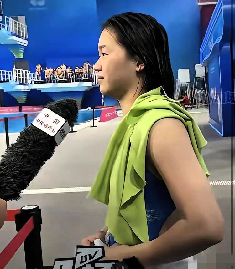 她18岁，跳水跳成了国宝，可身体不听使唤了。
个子长了，体重压下来，水花比以前大