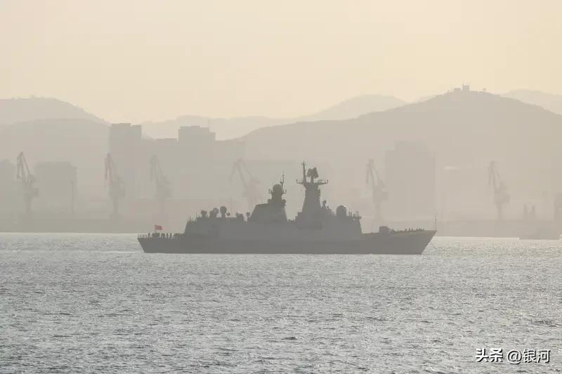 中国海军阅兵仪式，那震撼程度简直无法用言语形容！
就说之前的阅兵，海军方队平均年