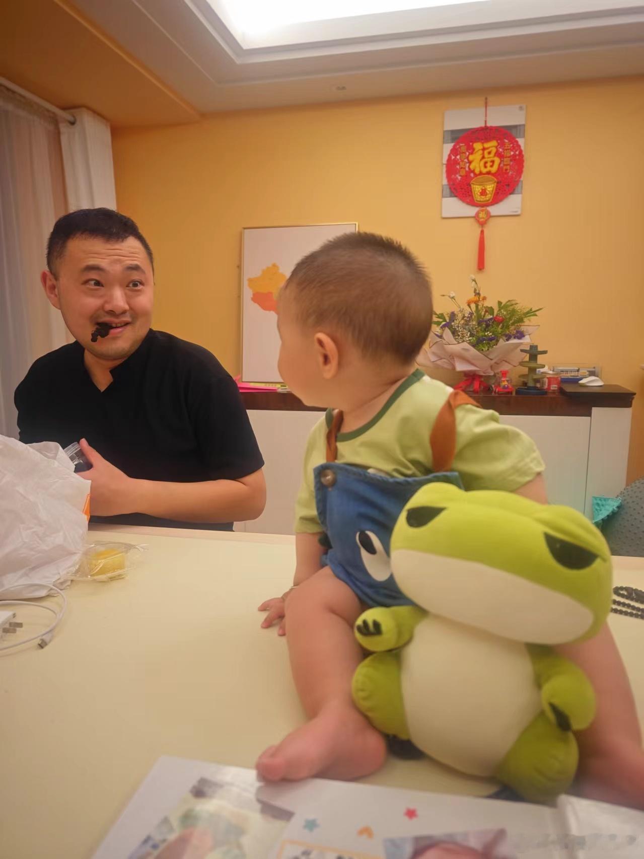 舅舅偷吃东西，被我发现了，嘻嘻！我也想吃一口[笑cry]#带娃日常# #带娃日常