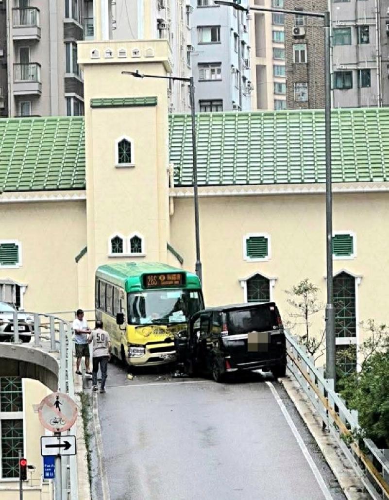 今日（17日）早上9时51分，一辆专线小巴沿香港港岛西区般咸道往中环方向行驶，当