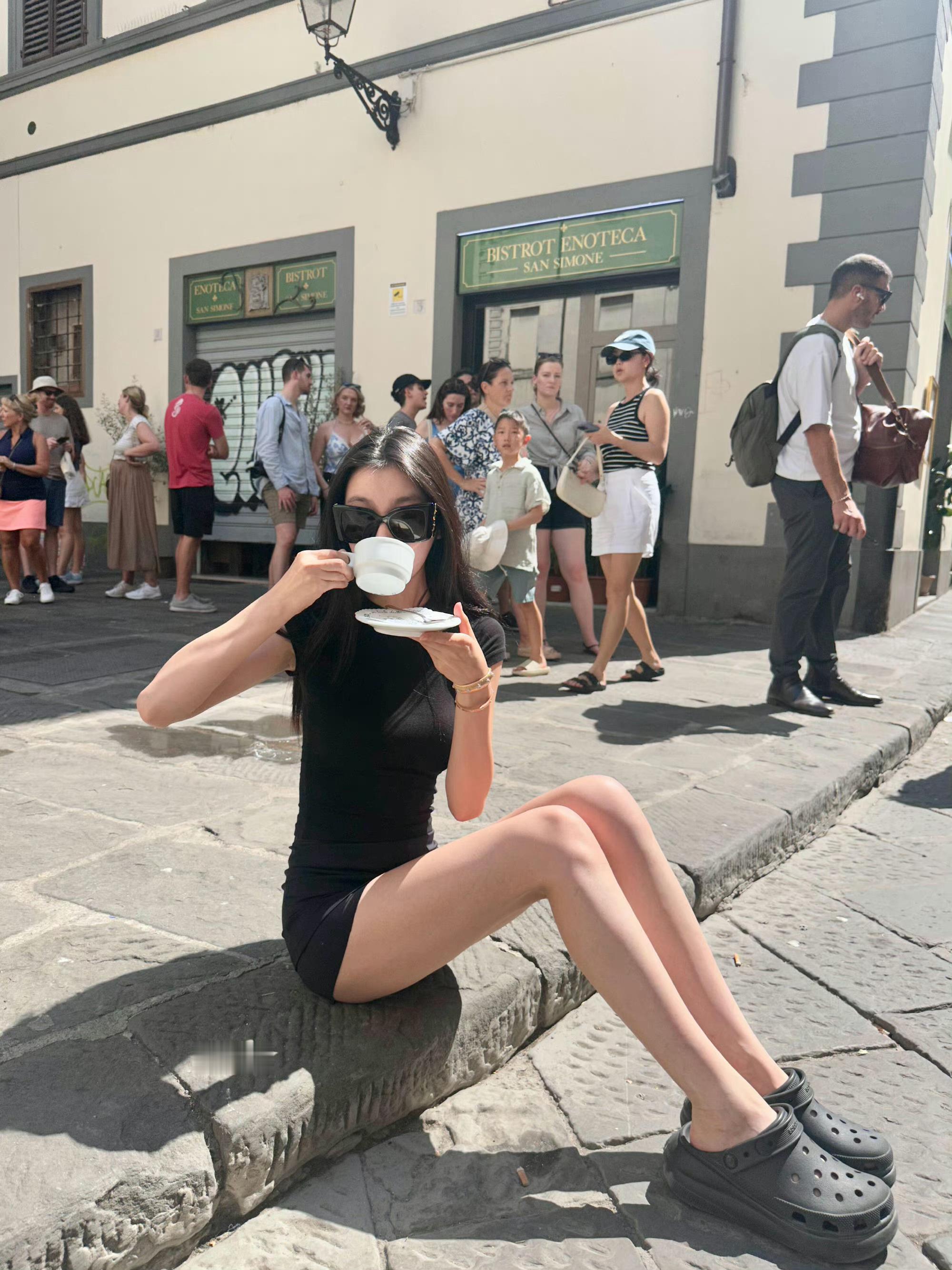 易梦玲在路边这样摆拍不会觉得尴尬吗？路人都在看呀 ​​​