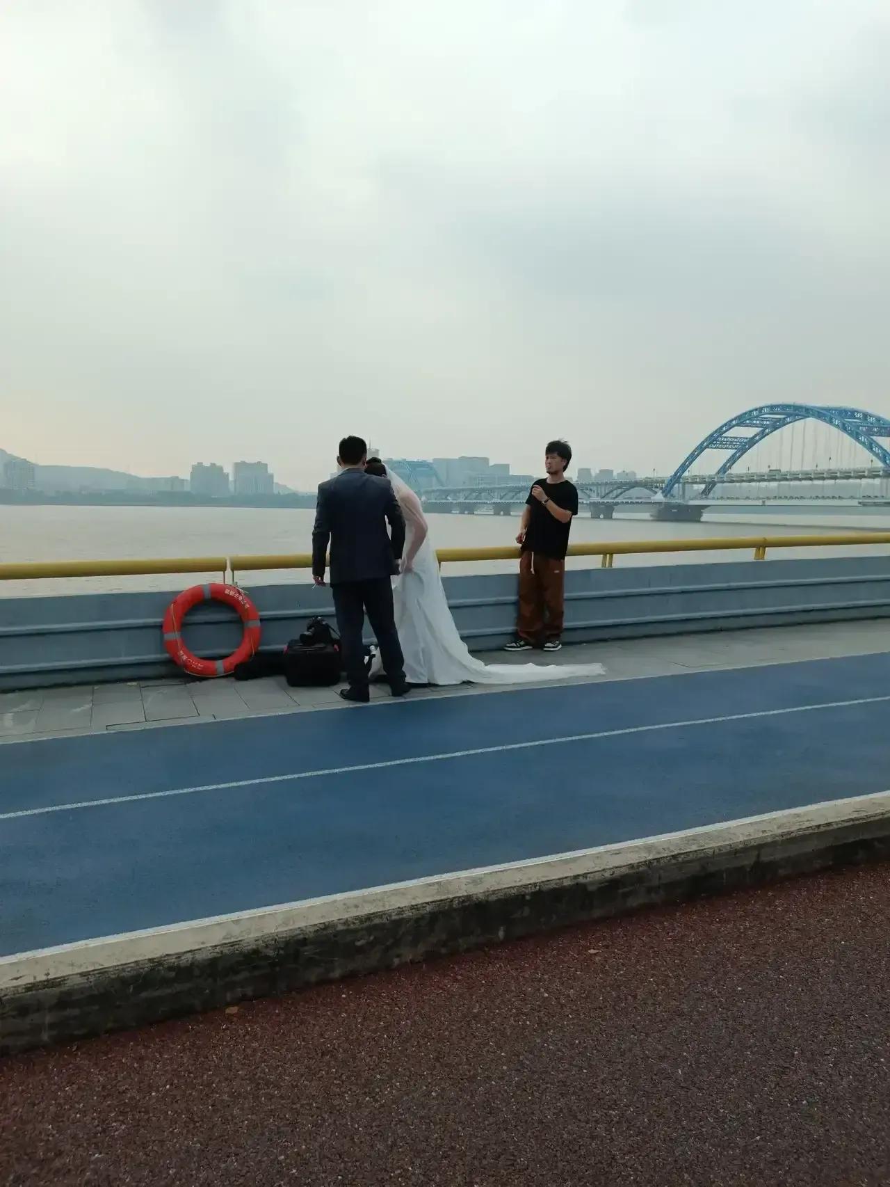 杭州钱塘江南岸最美跑道非常有名，这里每天晚上都有很多人在跑步。还有很多老外也喜欢