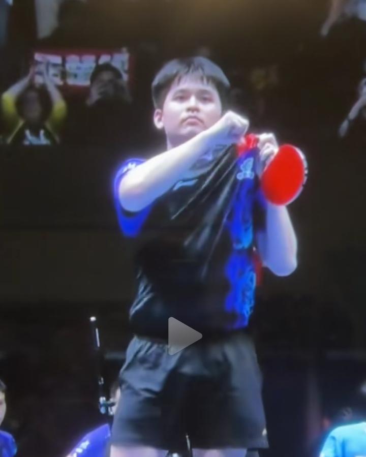 小石头也太争气了！夺冠后的欢呼瞬间燃爆全场，他手指着衣服上的国旗昂首挺胸的模样，
