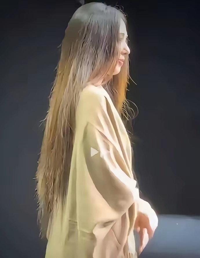 原来豪门儿媳郭碧婷的头发，也不是一直都精致打理。 