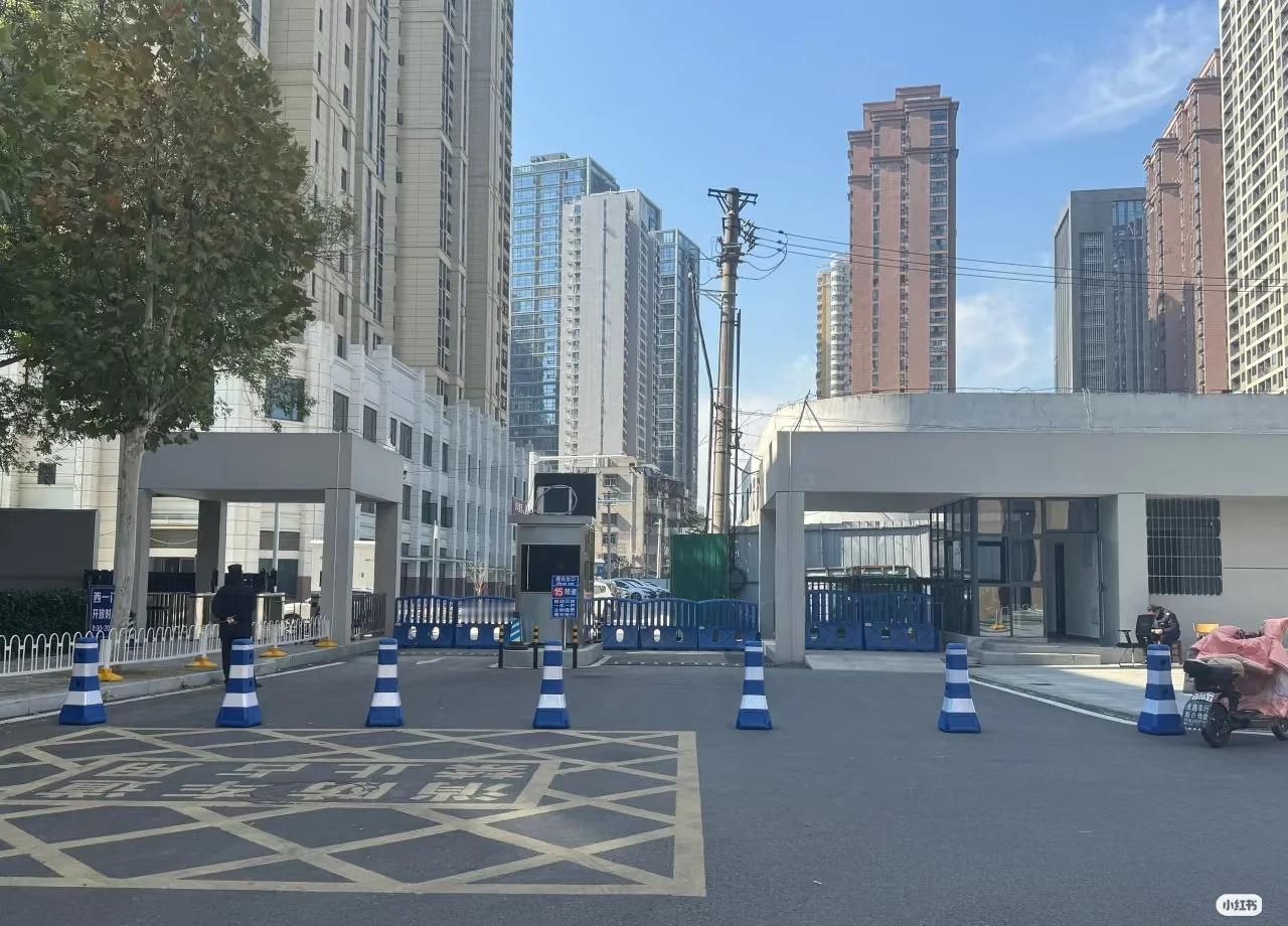 华中科技大学西北门今天开放了
看看你们学校的校门
可能是方便住在康园教师公寓二期