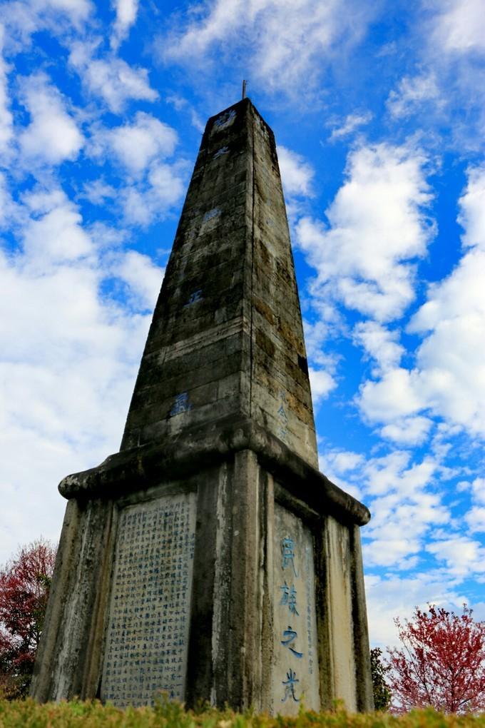英烈腾冲
满城春祭抗倭英，威武不屈称国雄！
滇西反攻喋血壮，倭寇跪冢血泪仇。
后
