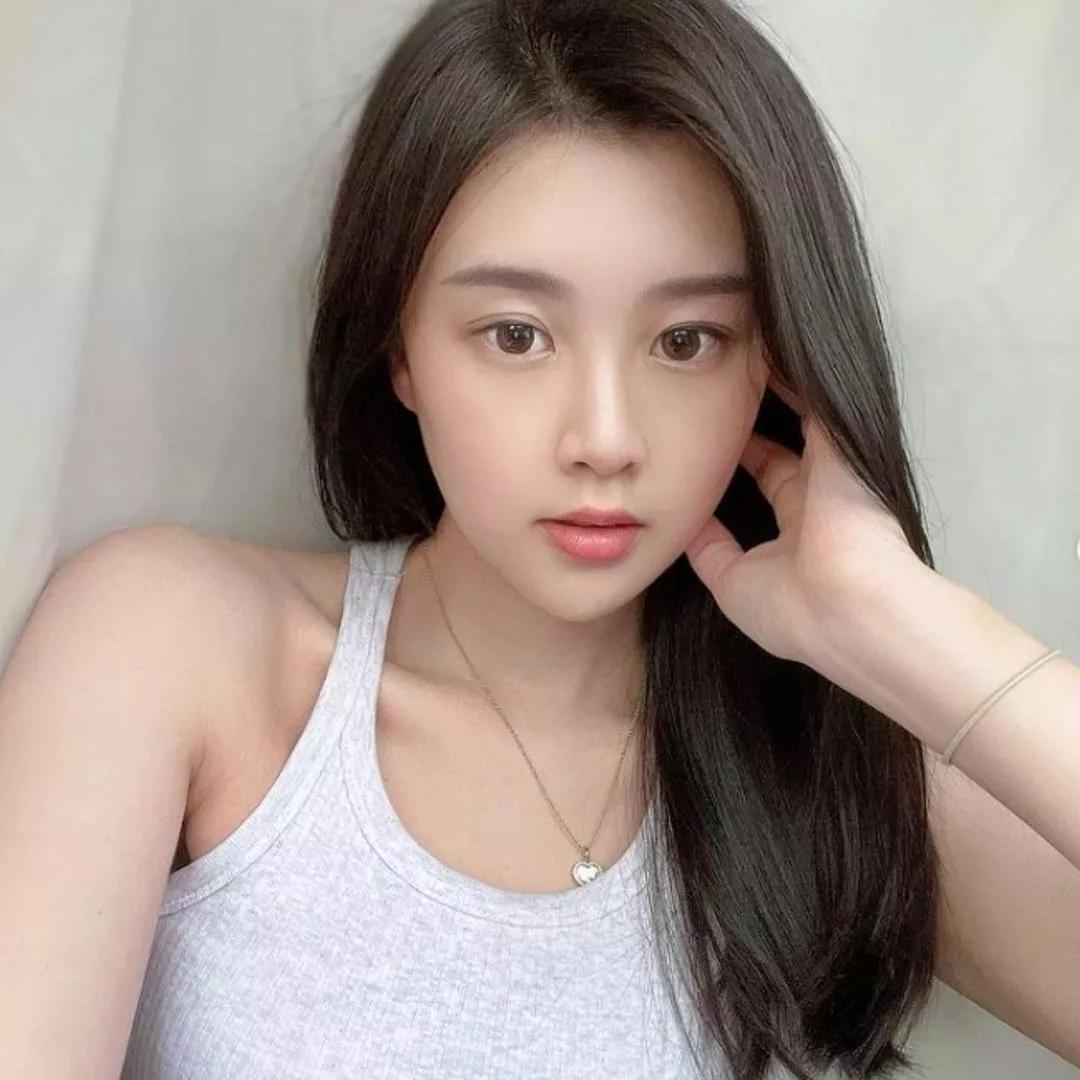 元气少女轻抚脸庞，温柔如水。少女感笑容 少女感微笑女孩 自然清新美少女 温柔美少