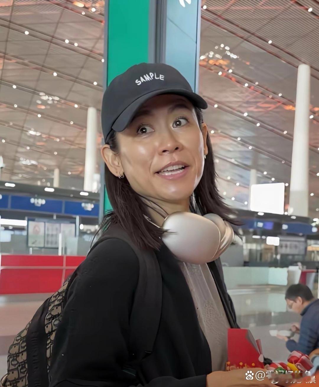 55岁宣萱素颜状态也太能打了！皮肤紧致气色好，素颜依旧优雅有气质，岁月沉淀的美太