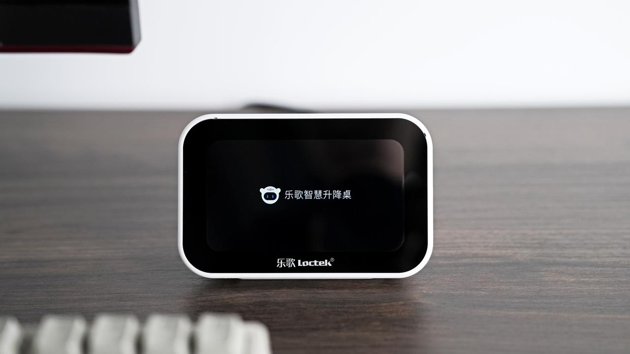 新工作室，自然要添置新办公设备啦。

首先要从拍摄桌开始升级，去年我们的桌子太短