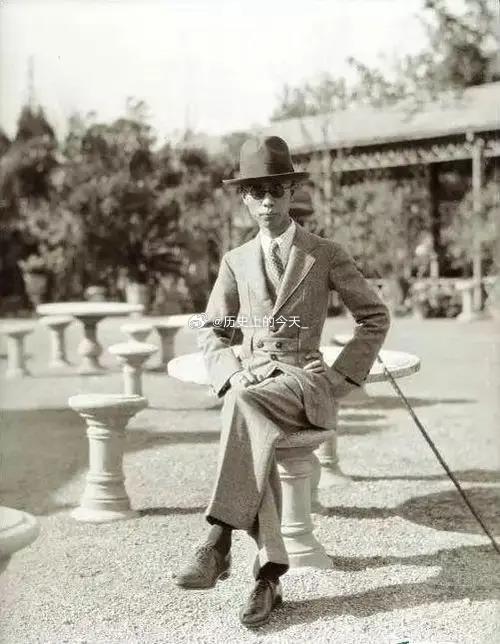 #文史老照片#末代皇帝爱新觉罗·溥仪西装革履、礼帽、墨镜，二郎腿！ ​​​