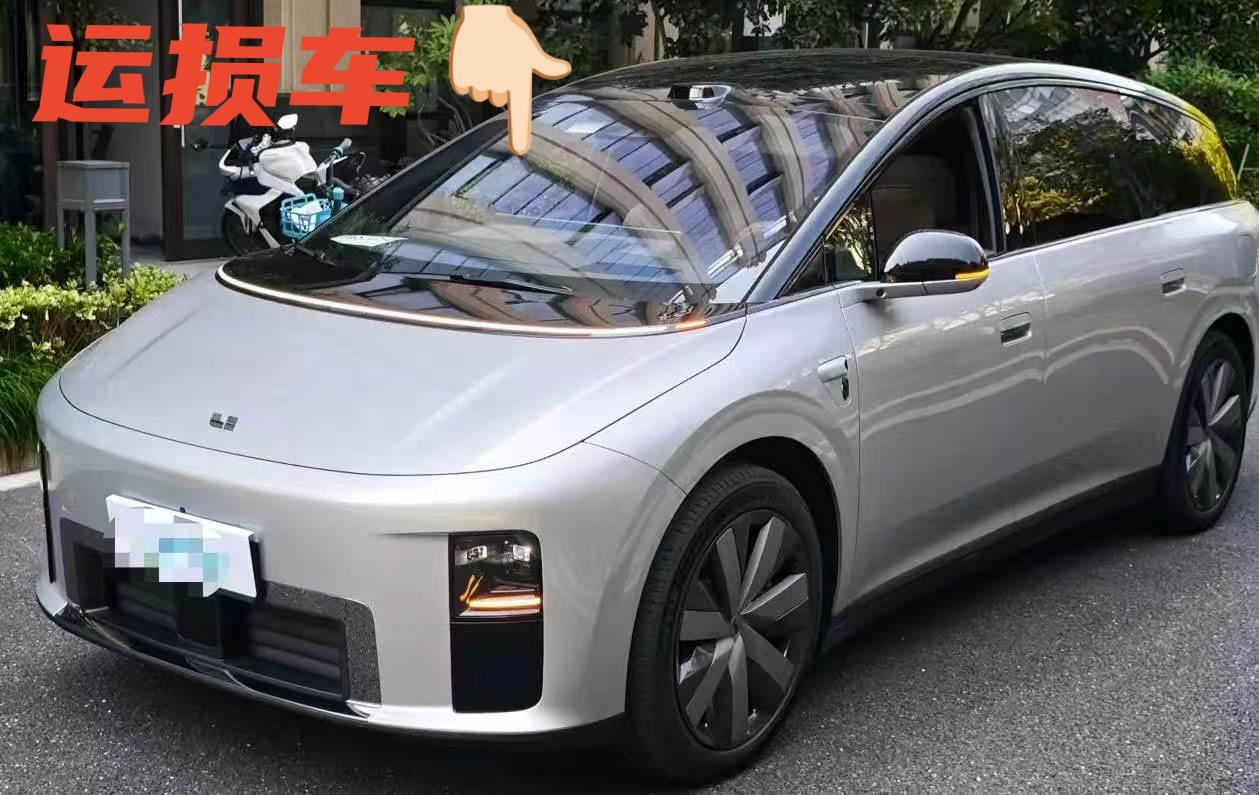 品牌：理想i6
车型：2025款两驱标准版
排量：电动
指导价：249800+2