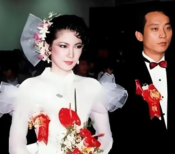 1985年，叛逃至台湾的飞行员萧天润和台湾美女主播张德芬结婚了，婚礼上，萧天润满