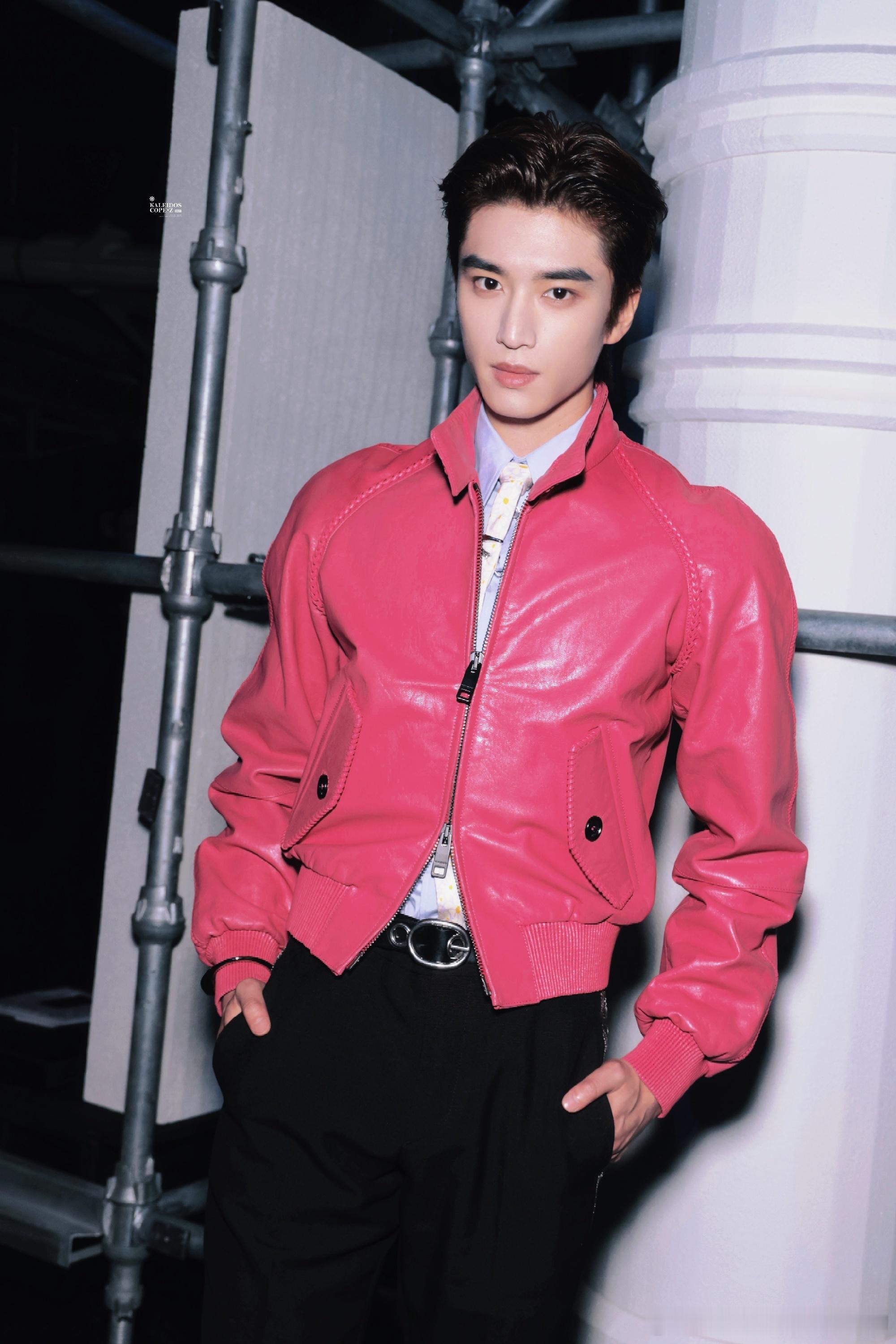 张康乐粉皮衣造型 张康乐和粉色皮衣的适配度满分🤤以后多尝试好吗伦敦时装周