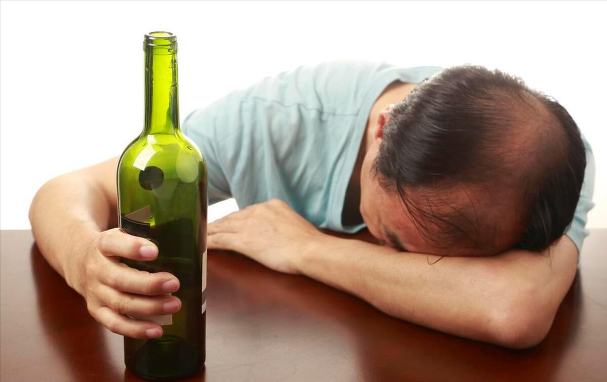 酒类品鉴博主飞飞一杯酒心脏病突发去世，喝酒会伤害哪几个脏器
酒类品鉴科普大V飞飞