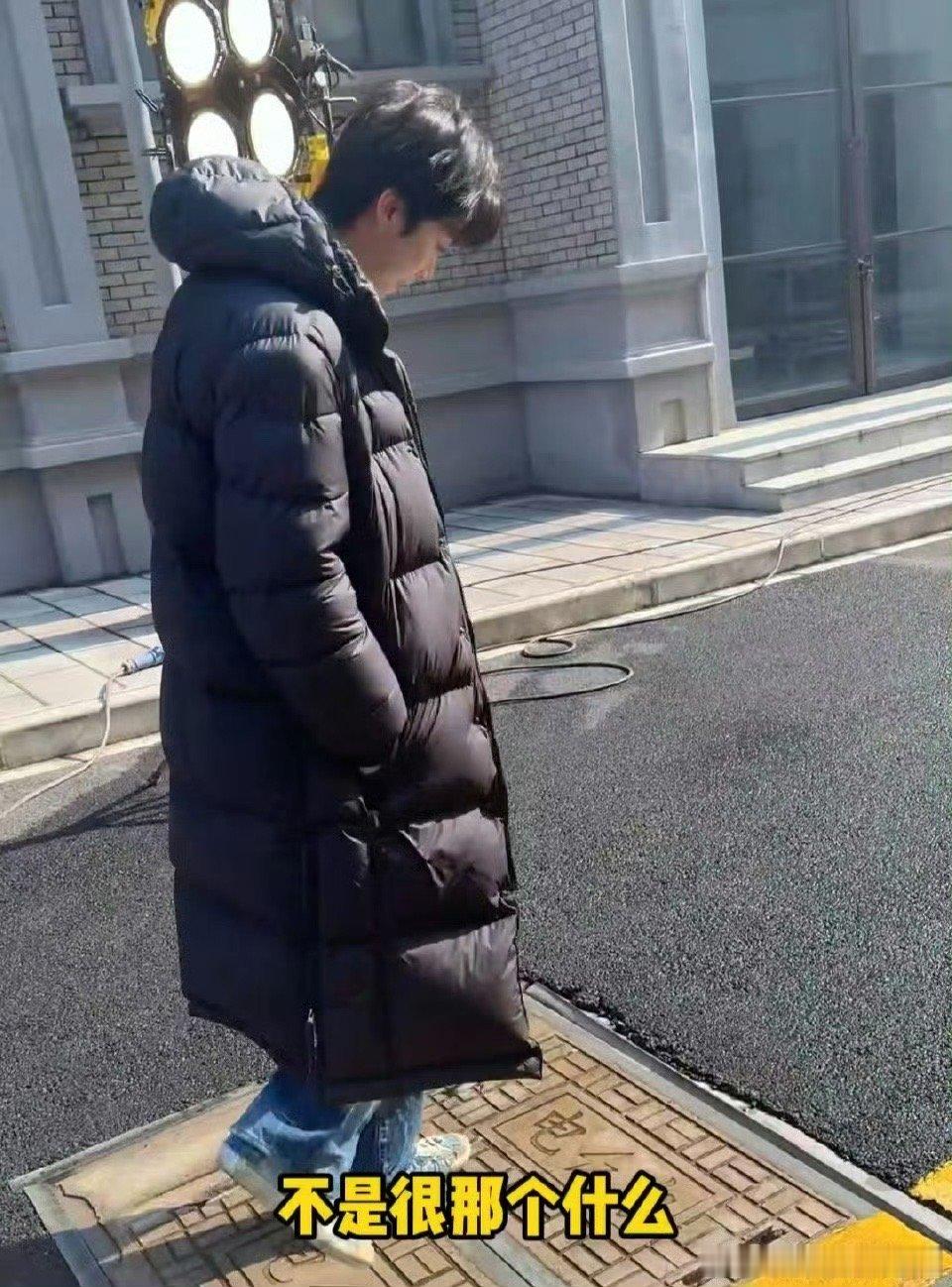 张嘉元穿中传校服录演员3  要不是看了张嘉元在《演员请就位》第3季路透还真不知道