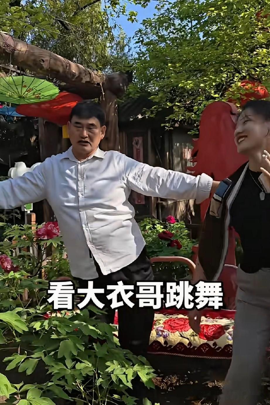 朱之文在自家后花园教女粉丝跳扭胯舞。别看大衣哥长得好似南天门的大将军，挺着个肥硕