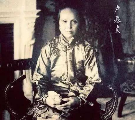 1915年，孙中山为了能与宋庆龄结婚，他写了一封信给妻子卢慕贞，要求与她离婚。
