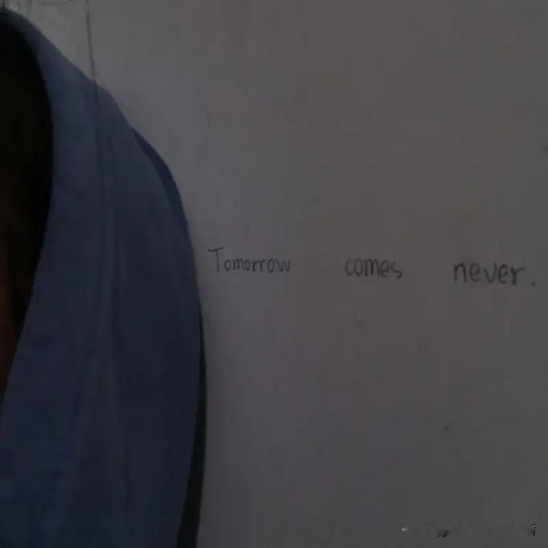 每次聚会散场，这句“废话”几乎成了社交必备。它看似承诺，实则是委婉推托；看似温和