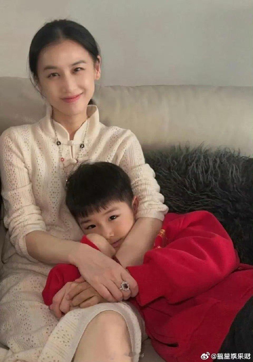 黄圣依也逃不过让孩子穿红色 看来，“春节红”是刻在中国妈妈基因里的审美共识。即便