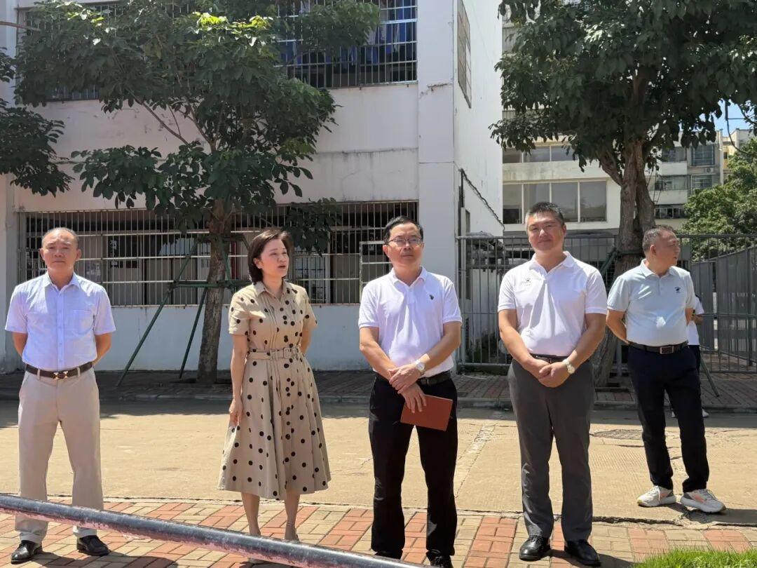 海南教育厅副厅长陈振华，9月3日赴海口市灵山中学调研，该校党委书记张岩、校长沈娜