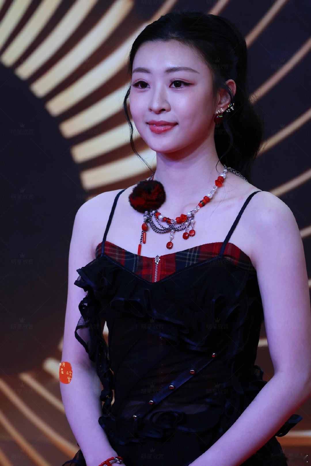 王承渲回归王承渲红毯状态谁能不被红毯上的王承渲惊艳，利落高马尾衬出优越肩颈线条，
