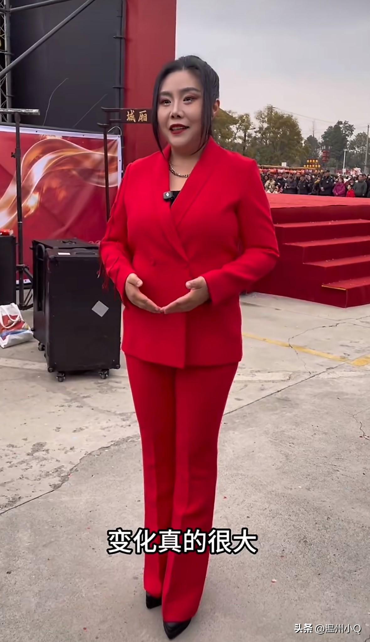 这是纪敏佳近照，穿着红色套装为家乡打call。不过网友们表示都快认不出她来了，甚