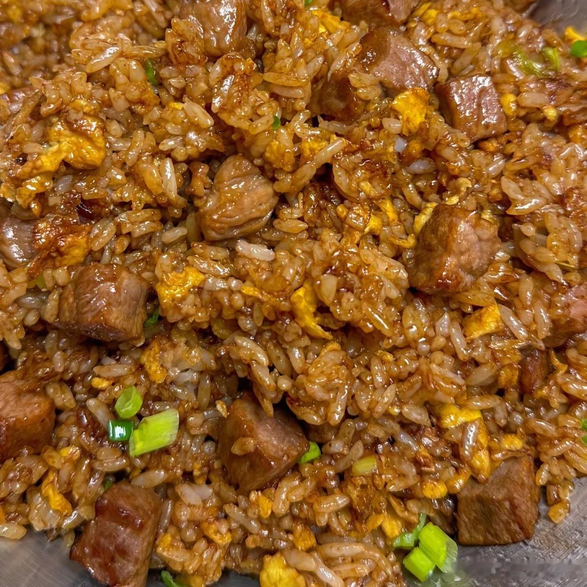 把蛋炒饭做成你吃不起的样子学几款经典的家庭版炒饭吧，保证好吃第一款经典蛋炒饭，最