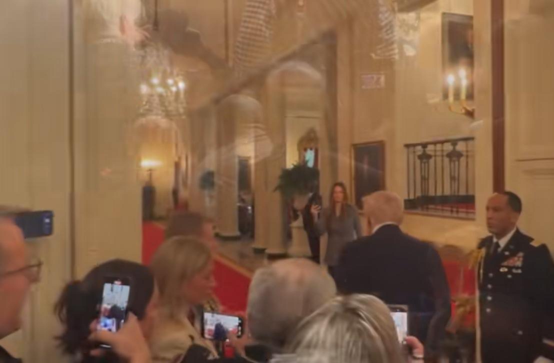 美国与以色列联合打击伊朗的行动，进入第五天，特朗普面对嘉宾与记者一言不发。估计他