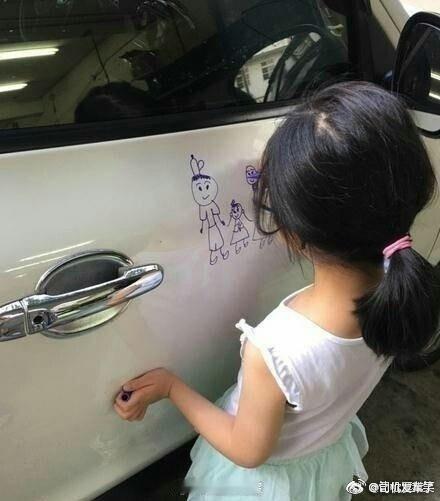 【女儿在车上画画，爸爸表示宁被开罚单也不擦 网友：太有爱[心]】五岁女儿在爸爸新