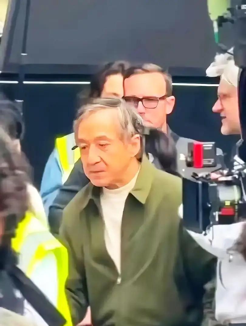 功夫巨星成龙一句“最对不起女儿”，迟到了二十年。
可笑吗？
他当年为房祖名的风波