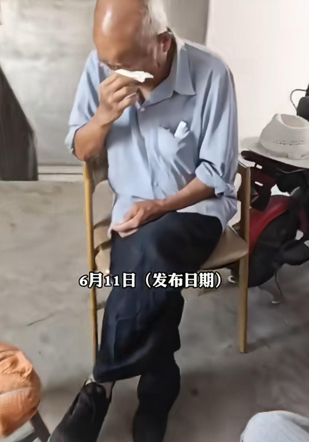 父亲跟着儿子生活，母亲跟着女儿生活，父亲来女儿家看望老伴时不停落泪。女儿称，父母