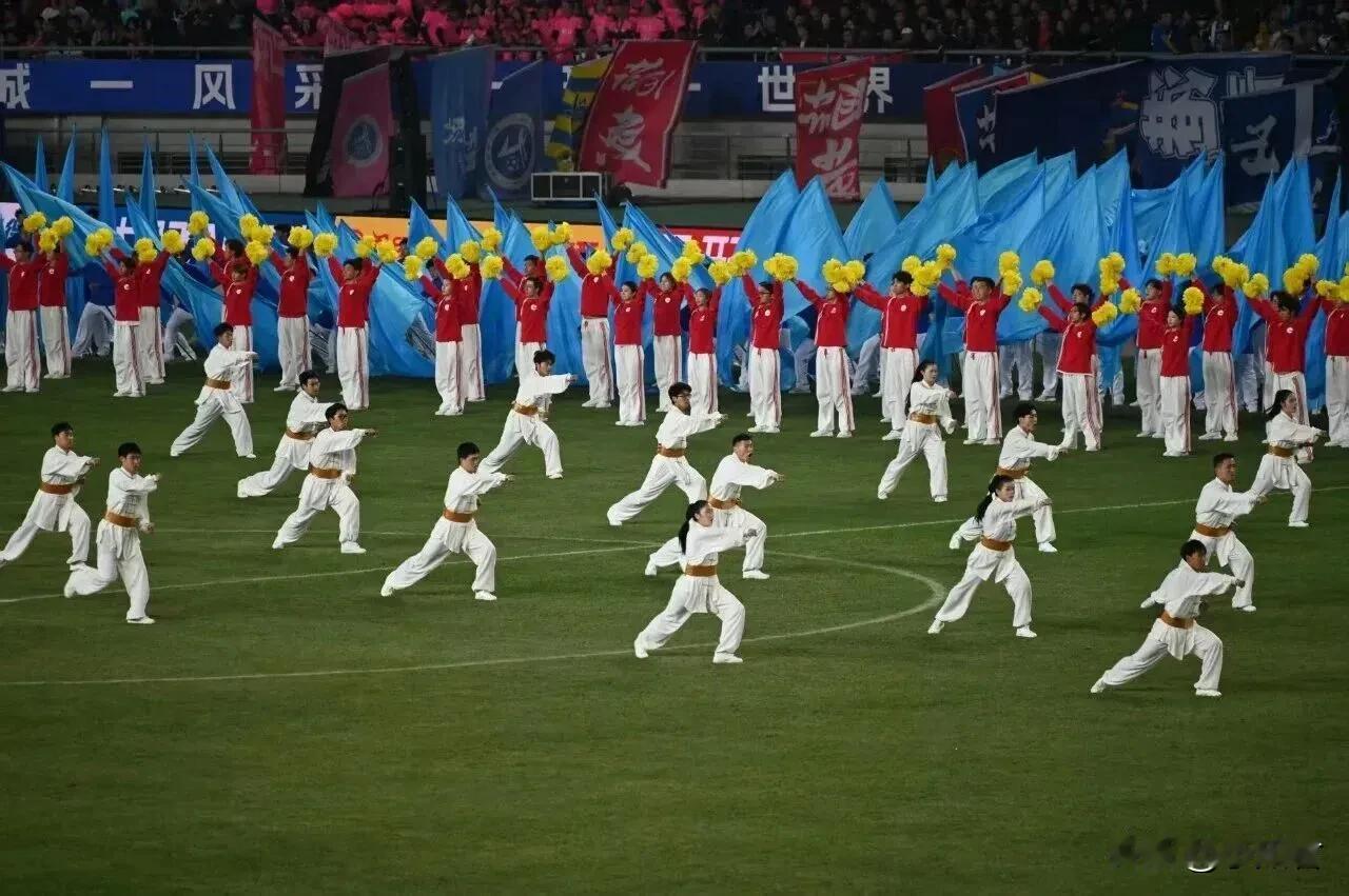 说实话，昨晚苏超决赛的开场表演差强人意。既没有一整个赛季以来，球迷们不断呼吁的在