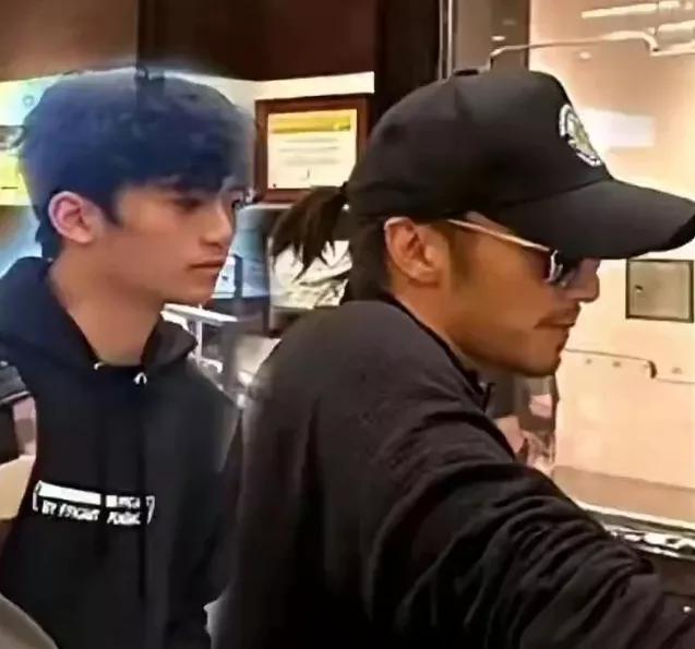 谢霆锋 谢振轩父子俩举止尽显教养！

谢霆锋带大儿子谢振轩旅游，父子俩人的言谈举