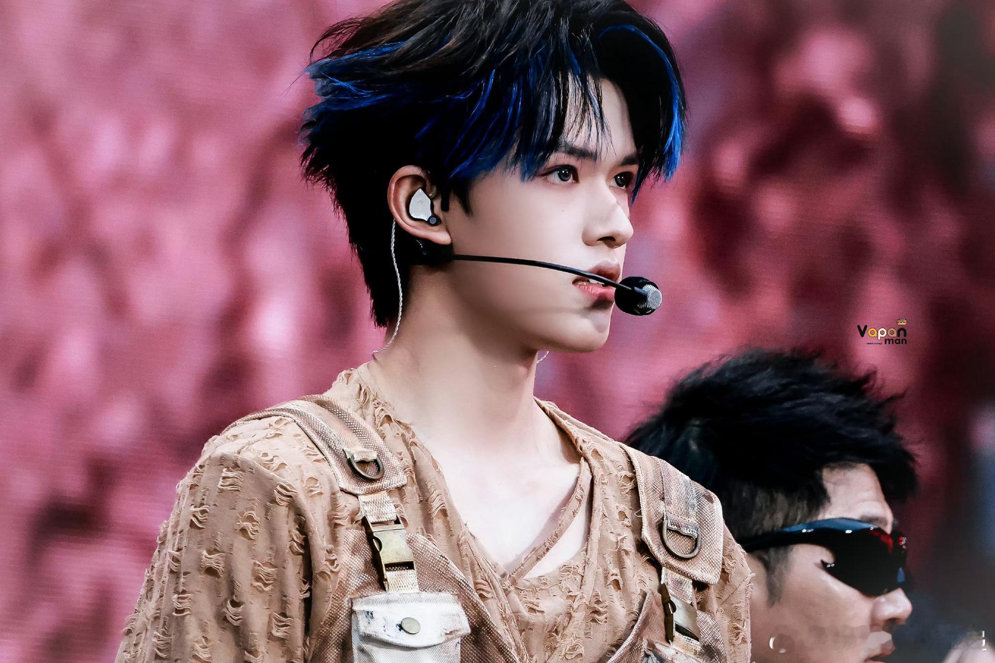 张极蓝发挑染这抹蓝色像是给张极加了一层滤镜，让他原本就很干净的气质多了一丝清冷感