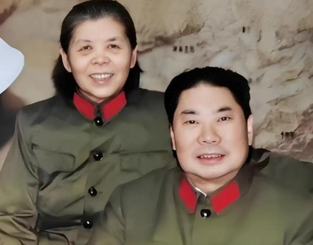 1990年5月，55岁的石莉第一次以女主人身份走进杨得志的家，发现卧室里挂满了前